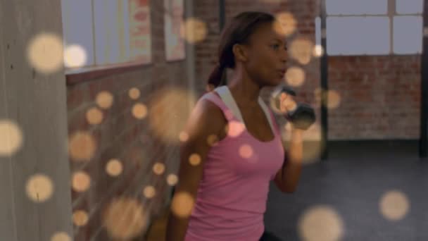 Animación Puntos Luz Sobre Mujeres Afroamericanas Levantando Pesas Gimnasio Deporte — Vídeo de stock
