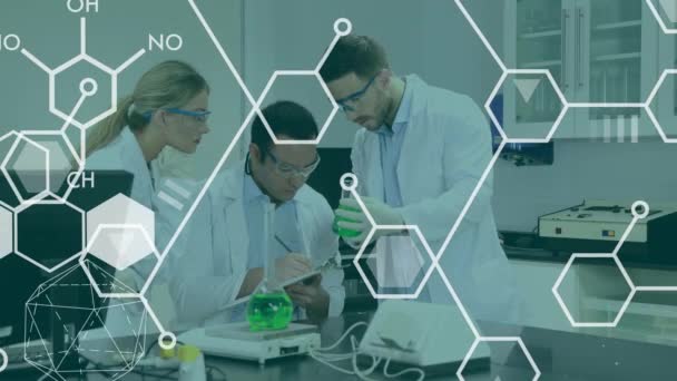 在实验室工作的男女科学家之间对化学结构的动画化 医学研究和科学技术概念 — 图库视频影像