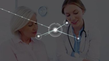 Dijital tabletli kadın doktorların kadın hastalarla olan bağlantılarının animasyonu. Tıbbi sağlık ve teknoloji konsepti