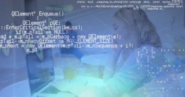 Kafkas iş kadınının akıllı telefondan konuştuğu veri işleme animasyonu. küresel iş ve dijital arayüz kavramı dijital olarak oluşturulmuş video.