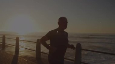 Kumsalda koşan beyaz adam üzerindeki bağlantı ağının animasyonu. Küresel spor, bağlantılar ve dijital arayüz konsepti dijital olarak oluşturulmuş video.