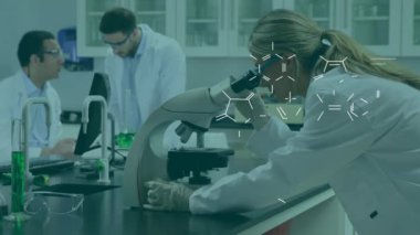 Laboratuvarda mikroskop kullanan beyaz kadın bilim adamı üzerindeki kimyasal yapıların animasyonu. Tıbbi araştırma ve bilim teknolojisi kavramı