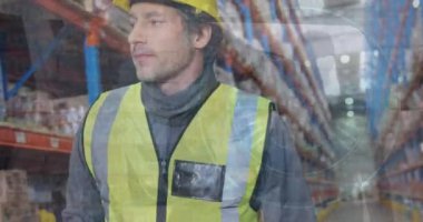 Kafkas erkek yöneticisinin depoda yürüdüğü güvenlik kamerasının birleşik görüntüsü. Lojistik ve iş teknolojisi kavramı