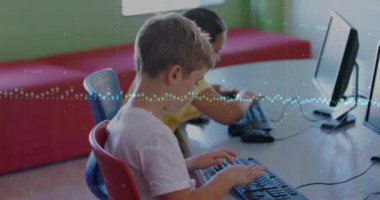 Okuldaki bilgisayarlı çeşitli öğrencilerin grafiklerinin animasyonu. Okul, eğitim, finans ve teknoloji konseptiyle dijital olarak üretilen video.