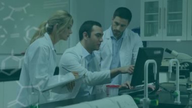 Laboratuvarda çalışan çeşitli erkek ve kadın bilim adamları üzerinde kimyasal yapıların animasyonu. Tıbbi araştırma ve bilim teknolojisi kavramı