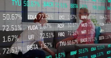 Beyaz kadın doktorların son sınıf kadınlarını desteklemesi üzerine finansal verilerin animasyonu. Maliye, ekonomi ve kıdemli sağlık konsepti dijital olarak oluşturulmuş video.