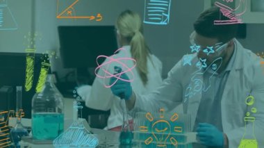 Kafkas erkek bilim adamının laboratuvarda çalışması üzerine çoklu bilim konsepti simgelerinin animasyonu. Tıbbi araştırma ve bilim teknolojisi kavramı