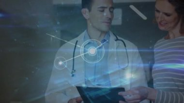 Kafkas doktorların hastalarla raporları tartışırken çizgileri birleştiren grafiksel noktaların animasyonu. Dijital bileşik, sağlık hizmeti, bilgisayar ağı ve tıbbi meslek kavramı.