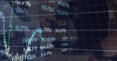 Cep telefonuyla kahveye para ödeyen müşterilerin borsa grafiklerinin animasyonu. Hologram, dijital olarak üretilmiş, çoklu pozlama, yatırım, nakitsiz, teknoloji, barista.