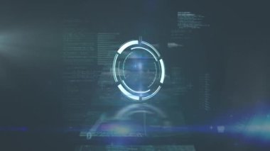 Siyah arkaplanda veri işleme üzerinde tarama kapsamı animasyonu. Küresel teknoloji, bilgisayar ve dijital arayüz kavramı dijital olarak oluşturulmuş video.