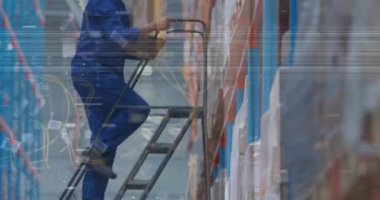 Depoda çalışan beyaz erkek işçinin sunucuya yaklaşırken çekilmiş birleşik videosu. Lojistik ve iş teknolojisi kavramı