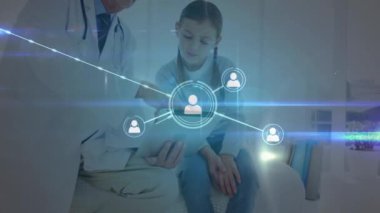 Dijital tabletle kızla konuşan beyaz erkek doktorun profili ikonlarının animasyonu. Tıbbi sağlık ve teknoloji konsepti
