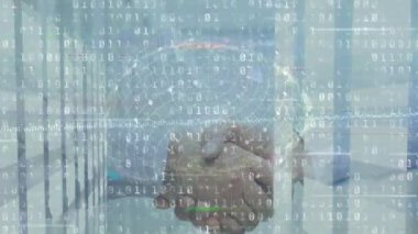 Kafkas iş adamlarının orta kesimine karşı küresel ve ikili kodların animasyonu el sıkışıyor. Küresel iletişim, iş dünyası, dijital bileşim, ortaklık, ekonomi, veri, iş toplantısı.