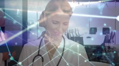 Kafkasyalı mutlu kadın doktor üzerindeki bağlantıların animasyonu. Sağlık, tıp ve bağlantılar konsepti dijital olarak oluşturulmuş video.