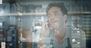 Kafkas iş adamının akıllı telefondan konuştuğu veri işleme animasyonu. Küresel iş ve dijital arayüz kavramı dijital olarak oluşturulmuş video.