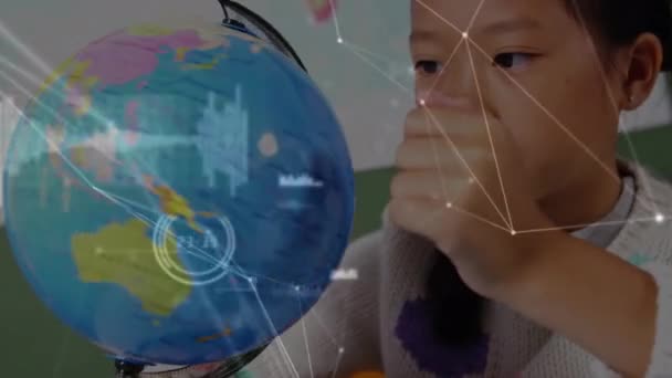 Animering Nätverk Kontakter Över Asiatisk Flicka Röra Glob Modell Skolan — Stockvideo