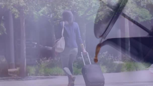 Kompozytowy Filmik Herbatą Wylewającą Się Czajnika Przeciwko Bizneswoman Wózkiem Spacerowym — Wideo stockowe