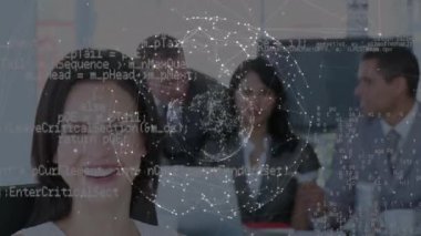 Ofisteki çeşitli iş adamları üzerinde veri işleme animasyonu. Küresel iş ve dijital arayüz kavramı dijital olarak oluşturulmuş video.