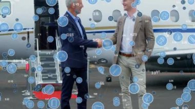 Havalimanında el sıkışan iki beyaz iş adamının dijital simge ağının animasyonu. Sosyal medya ağı ve iş teknolojisi kavramı