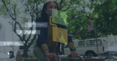 Renkli sosyal medya bildirimleri ve bisiklet süren kadınlar üzerine bilgisayar simgeleri. Dijital bileşik, covid, ulaşım, çift ırklı, küresel bağlantı ve teknoloji kavramı.