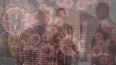 Çeşitli iş adamlarının el sıkışması üzerine virüs hücrelerinin canlandırılması. Sağlık, iş ve covid 19 salgın konsepti dijital olarak oluşturulmuş video.