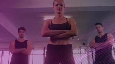 Spor salonundaki farklı insanların üzerindeki ışık izlerinin animasyonu. Küresel spor ve aktif yaşam tarzı kavramı dijital olarak oluşturulmuş video.