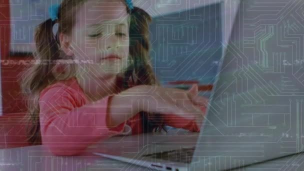 Animação Conexões Microprocessador Sobre Menina Caucasiana Usando Laptop Classe Escola — Vídeo de Stock