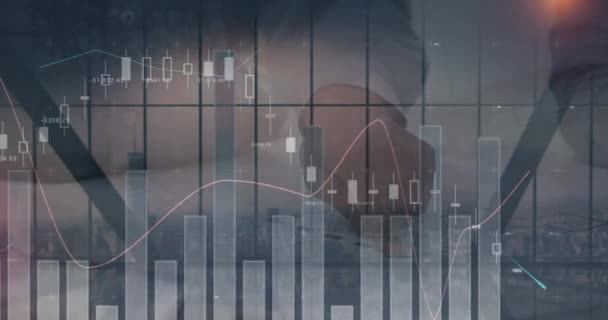 Анімація Обробки Статистичних Даних Над Середньою Секцією Бізнесмена Проти Міського — стокове відео