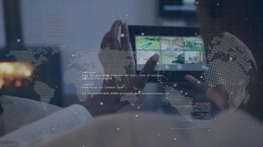 Tablet kullanan Afro-Amerikan kadın üzerindeki veri işleme ve dünya haritasının animasyonu. Dijital olarak oluşturulmuş küresel bağlantılar, veri işleme ve teknoloji konsepti.