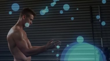 Egzersiz yapan güçlü beyaz adam kompozisyonu. Küresel spor fitness ve veri işleme kavramı dijital olarak oluşturulmuş video.