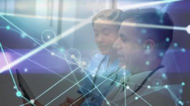 Çeşitli erkek doktor ve kadın sağlık çalışanları arasındaki bağlantıların animasyonu tartışılıyor. Tıbbi sağlık ve teknoloji konsepti