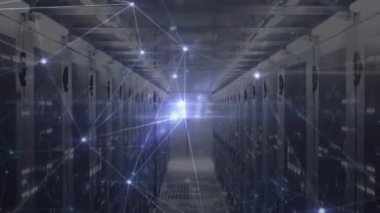Sunucu odasında bağlantı ağının ve hareket eden sütunların animasyonu. Küresel teknoloji, bilgisayar ve dijital arayüz kavramı dijital olarak oluşturulmuş video.