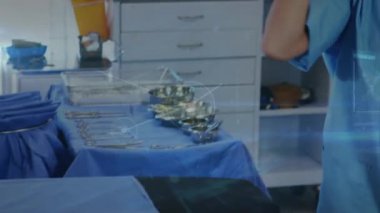 Çift ırklı kadın doktor üzerinden veri işleme ağı animasyonu. Küresel tıp, sağlık ve dijital arayüz kavramı dijital olarak üretilen video.