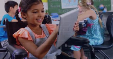 Okulda tablet kullanan mutlu melez kız yerine finansal grafiklerin animasyonu. Okul, eğitim, finans ve teknoloji konseptiyle dijital olarak üretilen video.