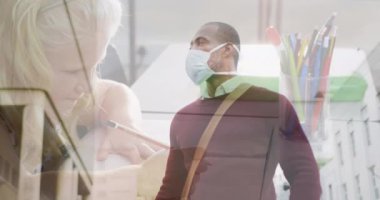 Okulda okuyan beyaz bir kıza karşı maskeli Afro-Amerikan bir adamın birleşik videosu. Covid-19 salgın hastalık ve eğitim konsepti