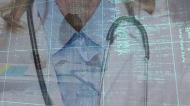 Kafkas kıdemli kadın doktor üzerinde veri işleme animasyonu. Sağlık, tıp ve teknoloji konsepti dijital olarak üretilen video.