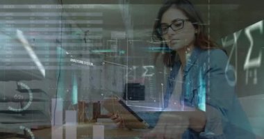 Tablet kullanan Kafkas iş kadınının veri işleme animasyonu. küresel iş ve dijital arayüz kavramı dijital olarak oluşturulmuş video.