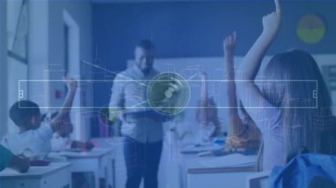 Çeşitli okul çocukları ve öğretmenler üzerindeki simgelerle bağlantı ağının animasyonu. Küresel eğitim, bağlantılar ve dijital arayüz kavramı dijital olarak oluşturulmuş video.