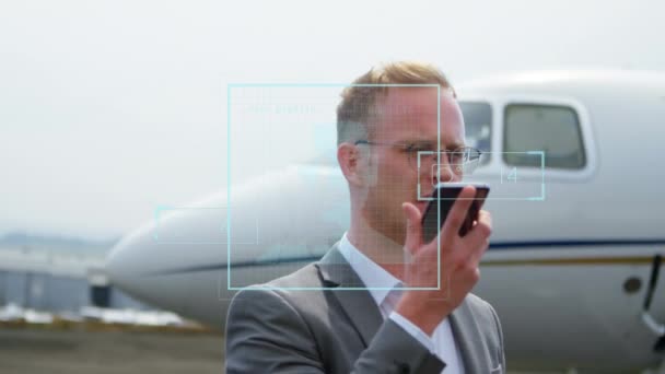 空港でスマートフォンで話している白人ビジネスマンのプロフィールアイコンのアニメーション ソーシャルメディアネットワークとビジネステクノロジーの概念 — ストック動画