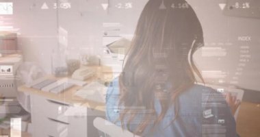Tablet kullanan iki ırklı iş kadınının veri işleme animasyonu. küresel iş ve dijital arayüz kavramı dijital olarak oluşturulmuş video.
