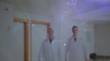 Çeşitli erkek doktorlar üzerindeki bağlantı ağının animasyonu. Küresel tıp, sağlık ve dijital arayüz kavramı dijital olarak üretilen video.