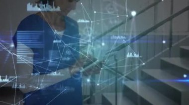 Dijital tablet kullanan beyaz kadın sağlık çalışanı üzerinden bağlantı ağının animasyonu. Tıbbi sağlık ve teknoloji konsepti