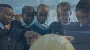 Profil ikonlarının animasyonu. Okulda bir dünya modeline dokunan Afrikalı Amerikalı oğlanların animasyonu. Okul ve eğitim teknolojisi kavramı