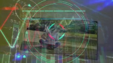 Beyaz arka planda dizüstü bilgisayar kullanan beyaz kadın üzerinde şekil ve veri işleme animasyonları. Küresel teknoloji, bağlantılar ve dijital arayüz konsepti dijital olarak oluşturulmuş video.