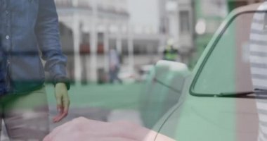 Beyaz bir kadının klavyede daktilo yazan birinin orta kısmına hapşırdığı birleşik video. Covid-19 salgın hastalık ve eğitim konsepti