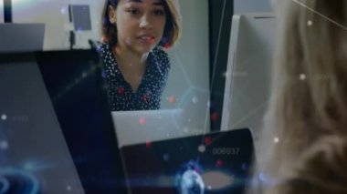 Çeşitli iş adamlarının konuştuğu DNA 'nın animasyonu. Küresel tıp ve dijital arayüz kavramı dijital olarak oluşturulmuş video.