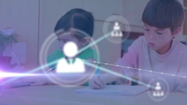 Kafkasyalı okul çocuklarının yazıları üzerine kurulmuş simgelerle bağlantı ağının animasyonu. Küresel eğitim ve dijital arayüz kavramı dijital olarak oluşturulmuş video.