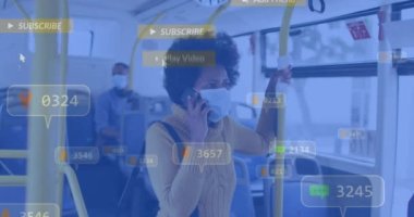 Otobüste cep telefonuyla konuşan Afrikalı Amerikalı bir kadın hakkında sosyal medya bildirimleri. Dijital bileşik, covid, afro saç, küresel bağlantı, internet, teknoloji ve seyahat kavramı.