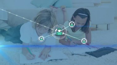 Çeşitli okul çocuklarının yazıları üzerindeki simgelerle bağlantı ağının animasyonu. Küresel eğitim ve dijital arayüz kavramı dijital olarak oluşturulmuş video. 