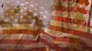 Ahşap yüzeye düşen akçaağaç yapraklarına Amerikan bayrağı sallamanın birleşimi. Amerikan bağımsızlığı ve sonbahar mevsimi konsepti